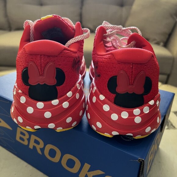Brooks x runDisney Size 7 Ghost Max 2 Red Polka Dot Women's Sneakers with White - Picture 3 of 5